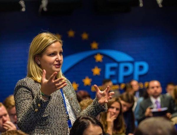 “Shqipëria në Europë me Arba Kokalarin para mbërritjes së trenit të lodhur nga Tirana”