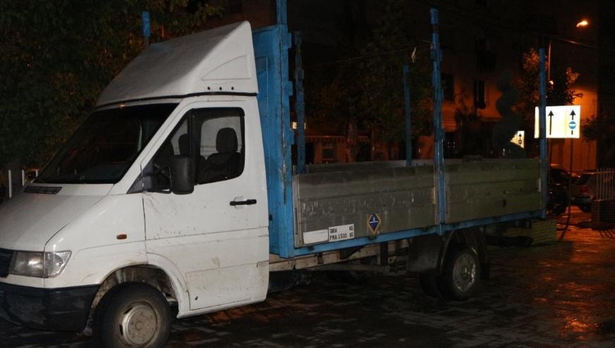 Policia arreston dy persona, grabitën 5 makina në Tiranë