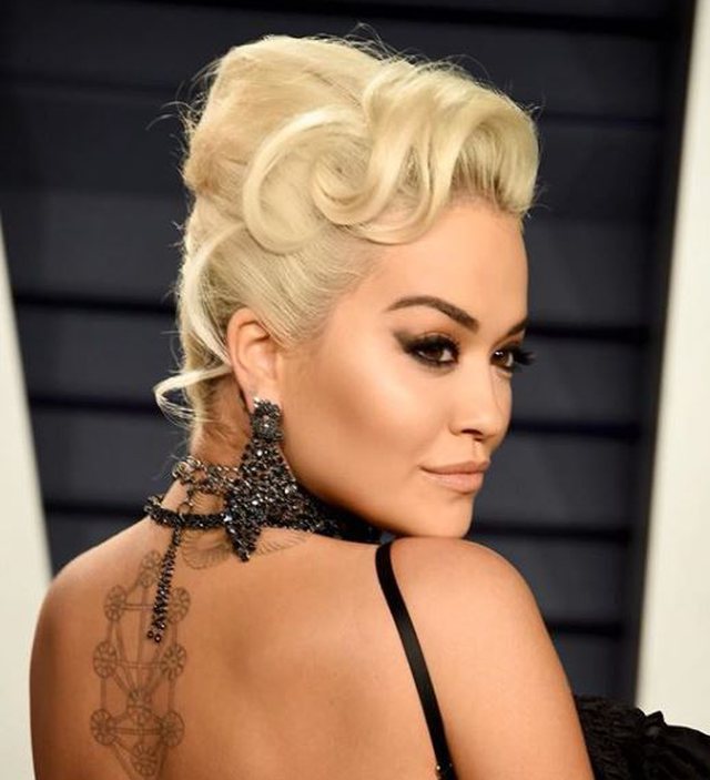 I hodhën reçipeta në skenë, ja çfarë bën me to Rita Ora (FOTO)