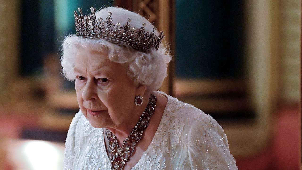 Mbretëresha Elizabeth II kërkon menaxher të rrjeteve sociale, paga dhe benefitet janë super