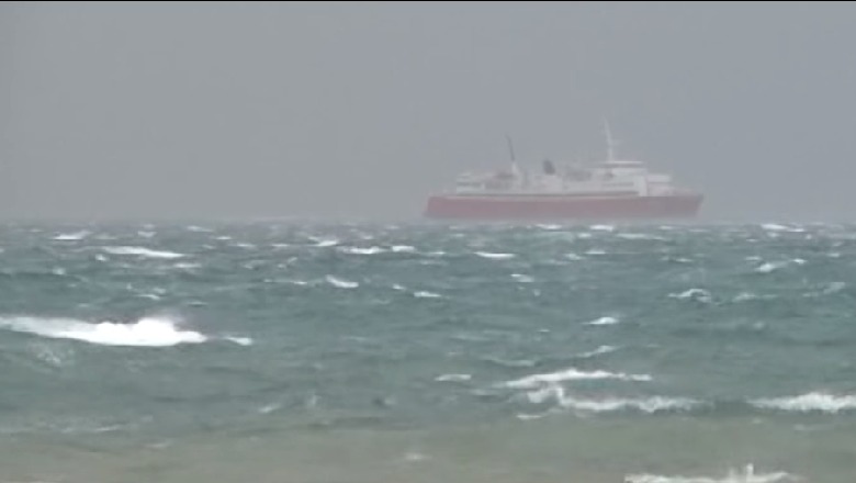 Moti i keq, pezullohen lundrimet nga Vlora