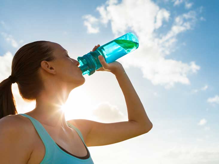 5 shenjat që tregojnë se jeni duke konsumuar ujë më shumë seç duhet