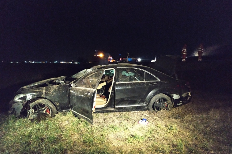 Makina del nga rruga dhe përmbyset, plagoset rëndë drejtuesi i mjetit