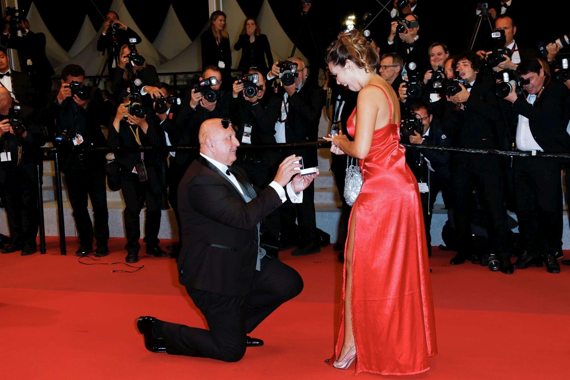 Propozim për martesë në tapetin e kuq të Kanës