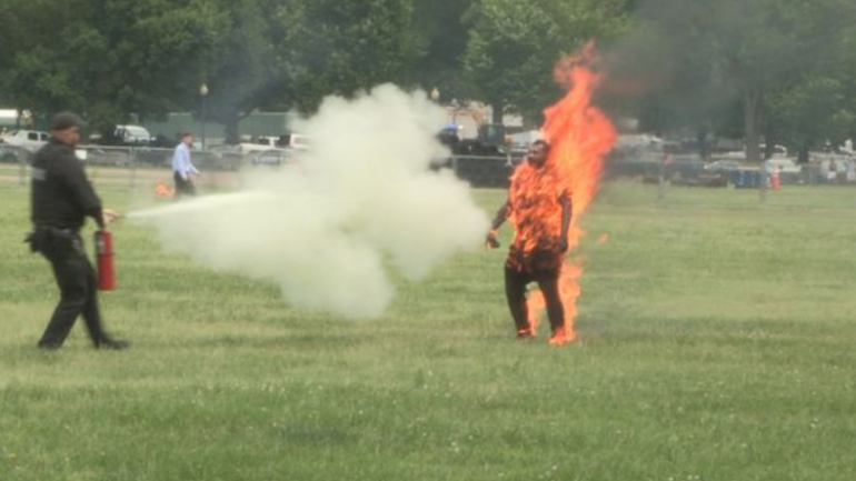 Një person i vë flakën vetes para Shtëpisë së Bardhë