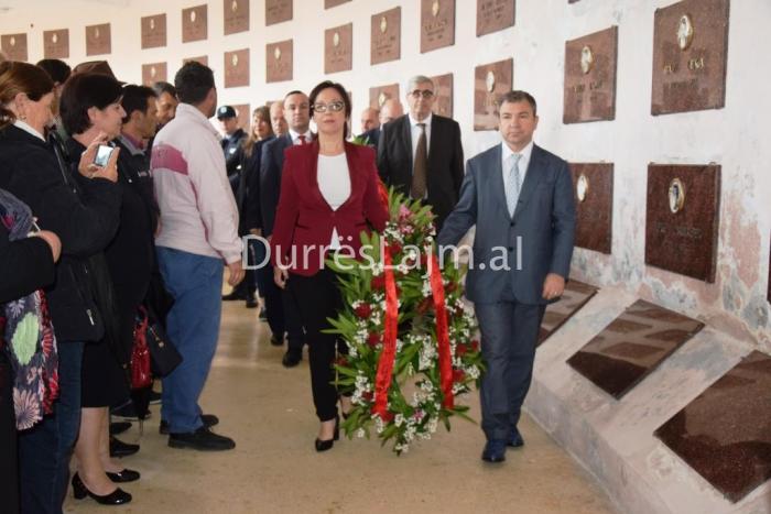 5 maji/ Autoritetet vendore dhe qendrore në Durrës homazhe në Mauzoleumin e Dëshmorëve (FOTO)