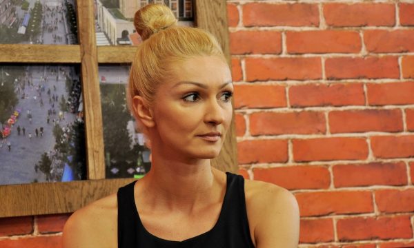 Pak ditë pas lindjes, ish-miss-i tregon format e pabesueshme të trupit (FOTO)