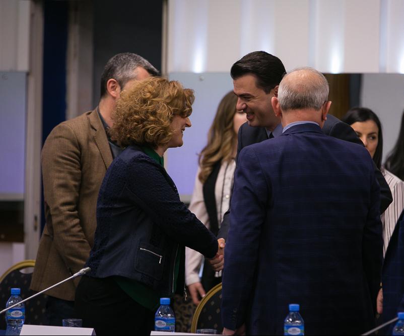 Lulzim Basha shtrëngon duart me gruan e ish-deputetit të ndjerë Sokol Olldashi