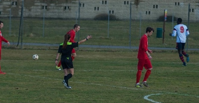 Fyerje seksiste ndaj gjyqtares femër, djaloshi ul pantallonat në fushë dhe…