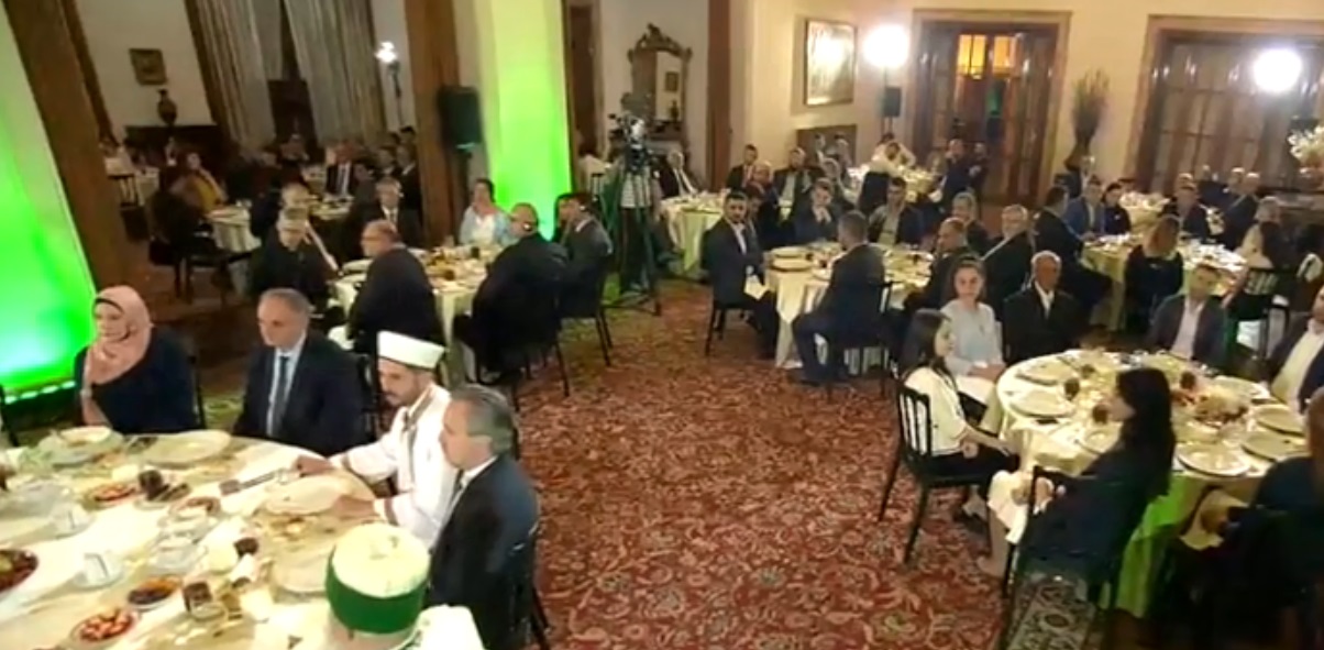 Rama shtron Iftar në Natën e Kadrit