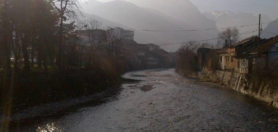 Ishte me djalin 15-vjeçar, babanë e dehur e merr rrjedha e lumit