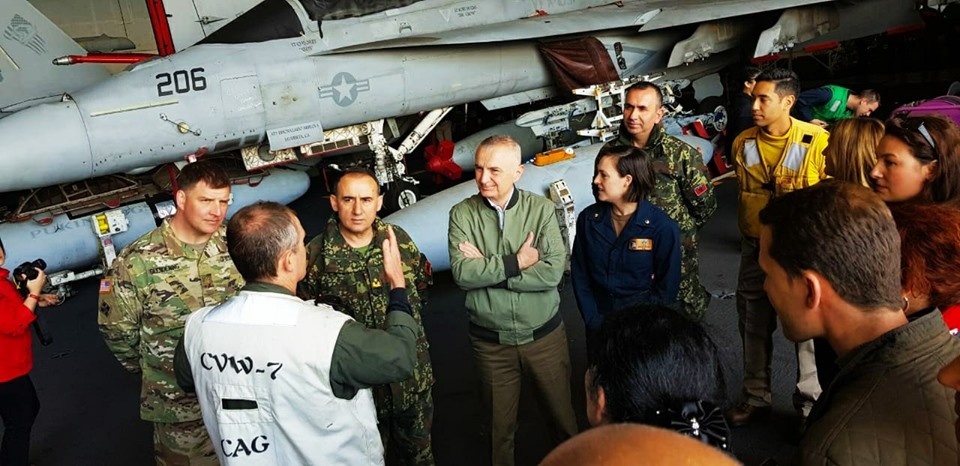 Meta viziton aeroplanmbajtësen amerikane “Abraham Lincoln”