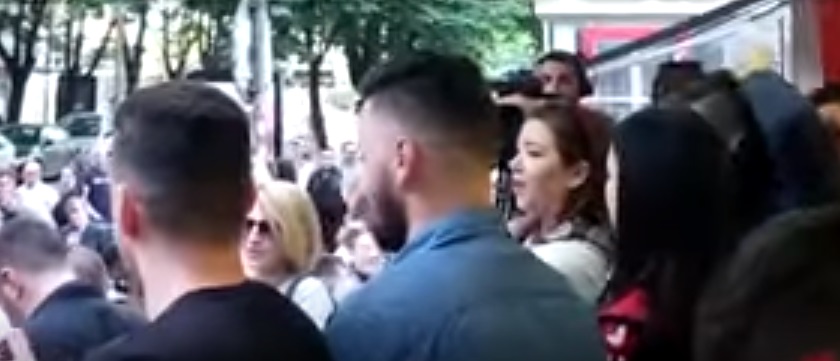 “Ra Rama nga fiku”. Ish-deputetja e Durrësit ia merr këngës me të rinjtë