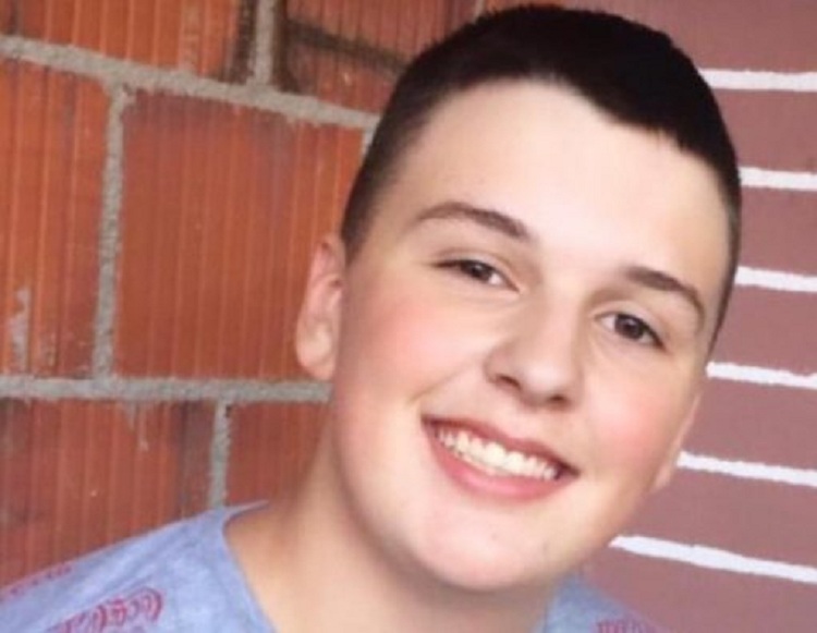 “Ti po fle!” Babai trondit me dedikimin prekës për djalin e vdekur