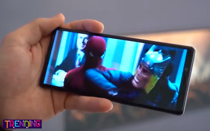 Telefoni si ekran kinemaje, ja sa kushton