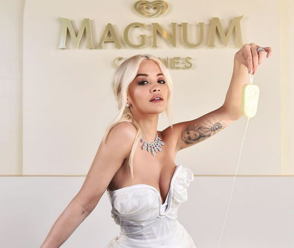 Rita Ora rrezaton në Kanë (FOTO)