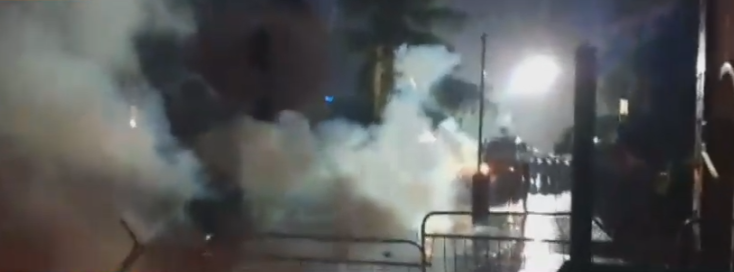 Marshimi ndalet te Parlamenti, tymuese e kapsolla, tërhiqen policët