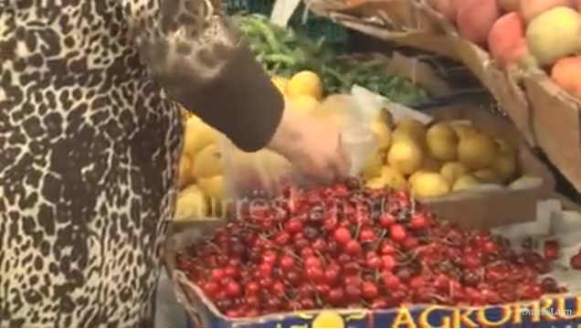 Tregu në Durrës “mbytet” nga qershitë, janë pjekur në mënyrë artificiale? (VIDEO)