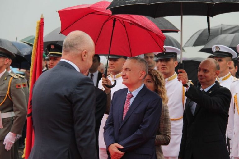 Dita e Dëshmorëve të Atdheut, politika e ndarë në homazhe