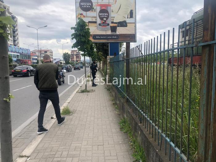 U përplas nga treni, i riu në gjendje të rëndë në spitalin e Durrësit (VIDEO)