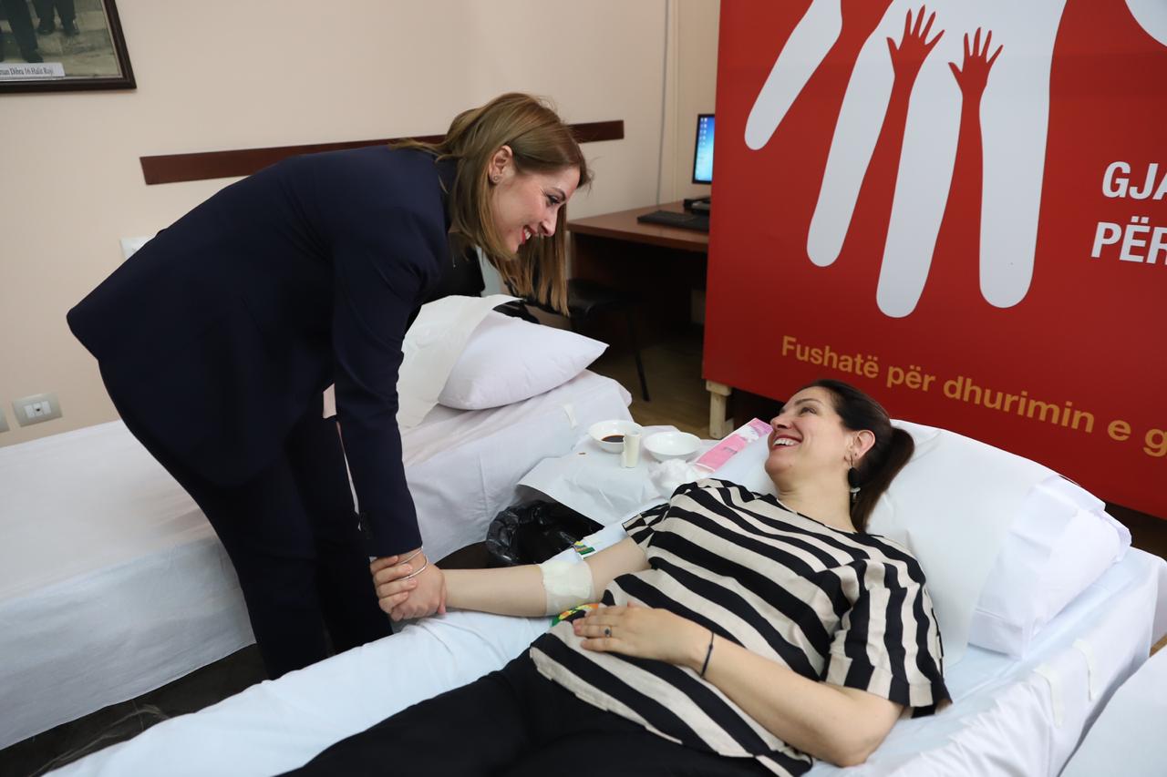 26 deputetë dhurojnë gjak për fëmijët talasemikë