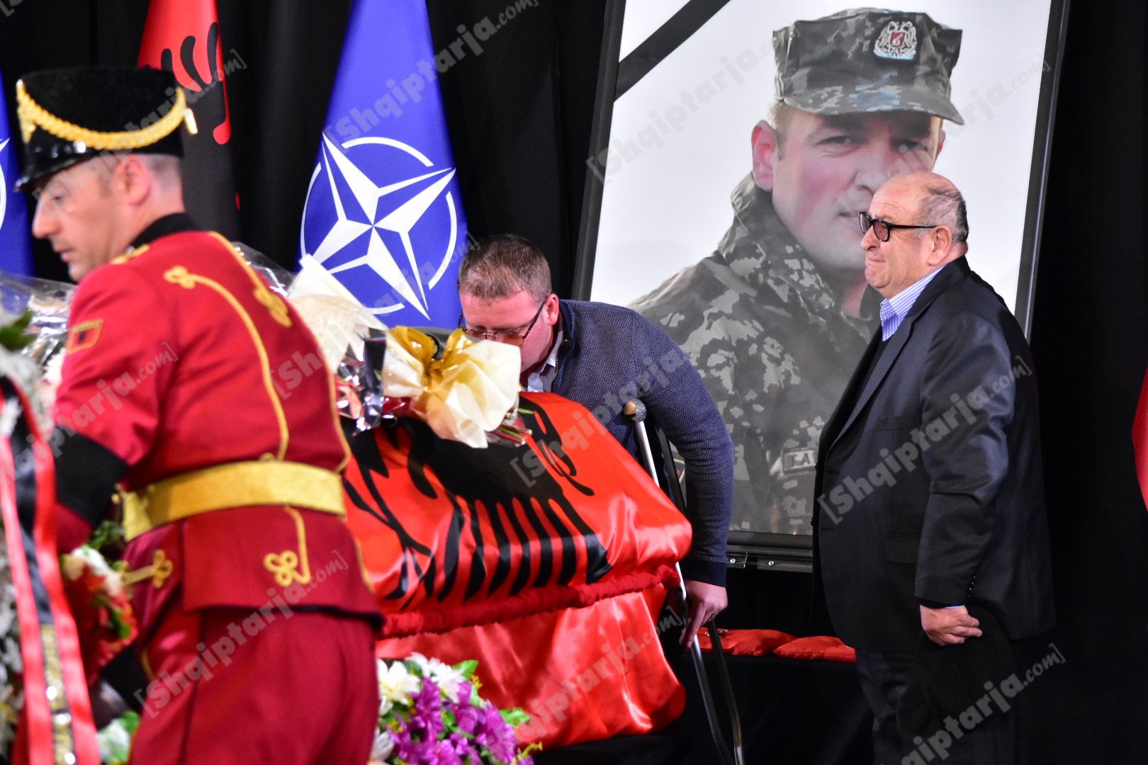 I vetmi që i shpëtoi minës, ushtaraku Kapaj në homazhe me paterica (FOTO)