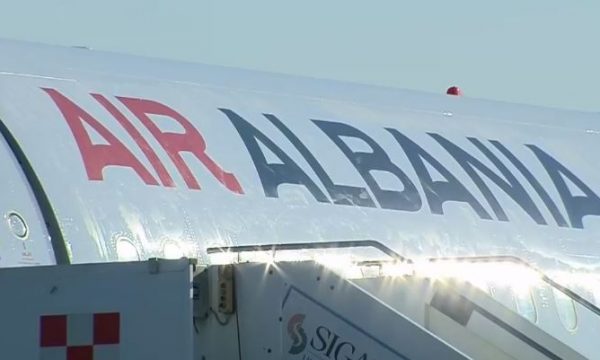 “Panik mes pasagjerëve në avionin e Air Albania, një zhurmë e pazakontë në bord” (VIDEO)