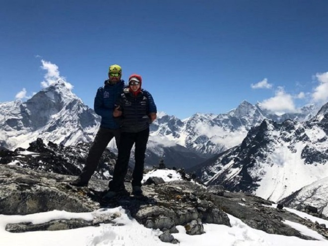 Dy shqiptarë ngjiten në majën më të lartë në botë