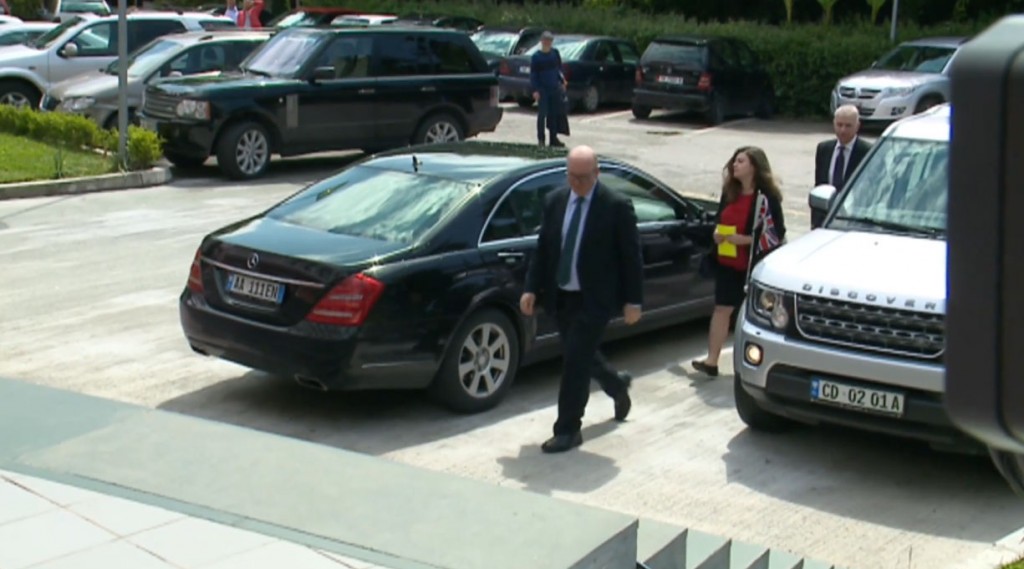 Një ditë pas marshimit-protestë, ambasadori britanik në zyrën e Bashës