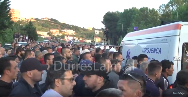 Incidenti i protestuesve në Durrës me ambulancën, njëri rrezikoi të shtypej. Shihni çfarë ndodhi (VIDEO)