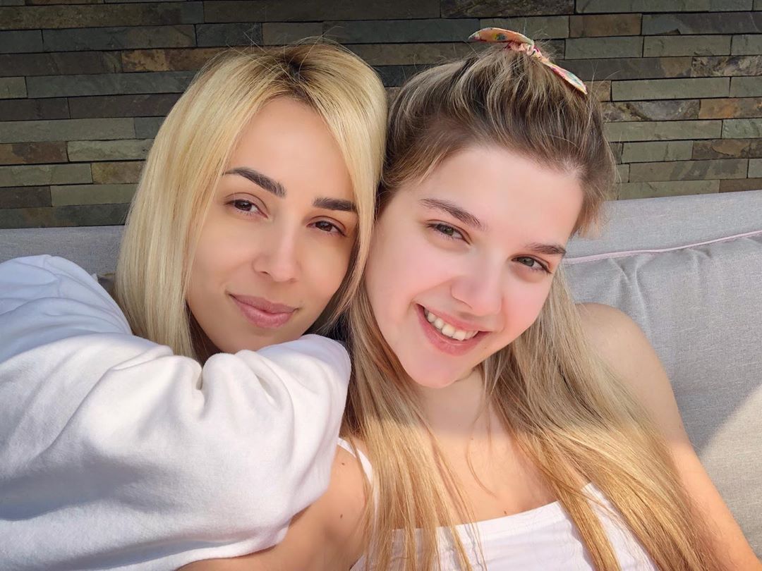 Arilena publikon pamjen “ujë dhe sapun” të saj dhe të Miriamit