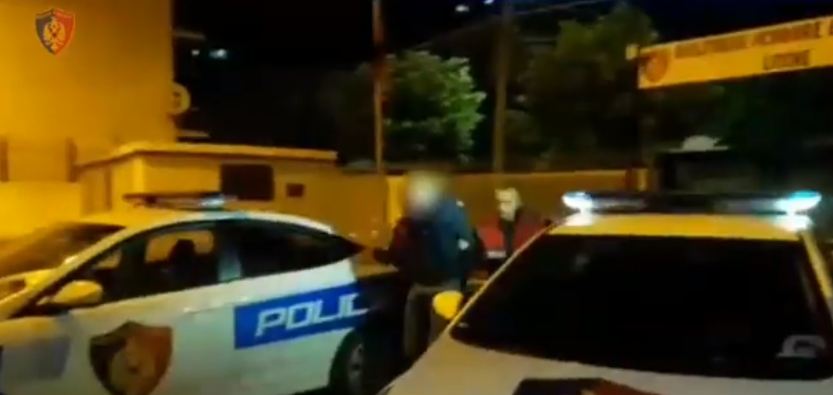 Qytetarët i spiunojnë, arrestohen dy të rinjtë në kërkim e me armë (VIDEO)