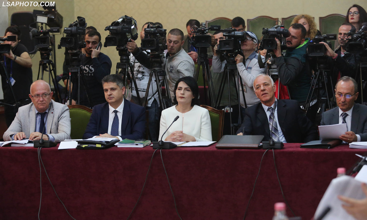 “S’janë transkriptuar 700 CD”. Replikon Murrizi: T’i kishte Sinan Hoxha do bënte goxha lekë