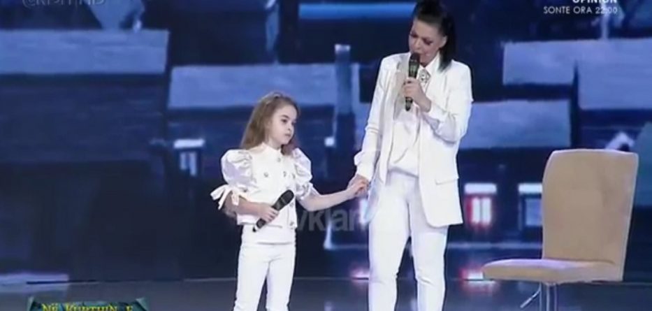 Aurela Gaçe mahnit me zërin e saj, këndon me vajzën në skenë