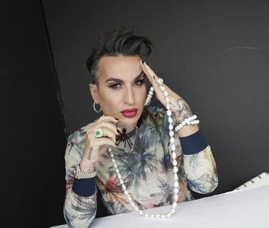 Biznesmeni i njohur shqiptar pozon i lyer me buzëkuq dhe make-up! (FOTO)