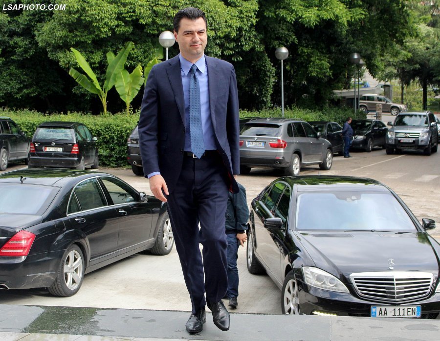 Basha i përgjigjet letrave të Ramës me një … letër