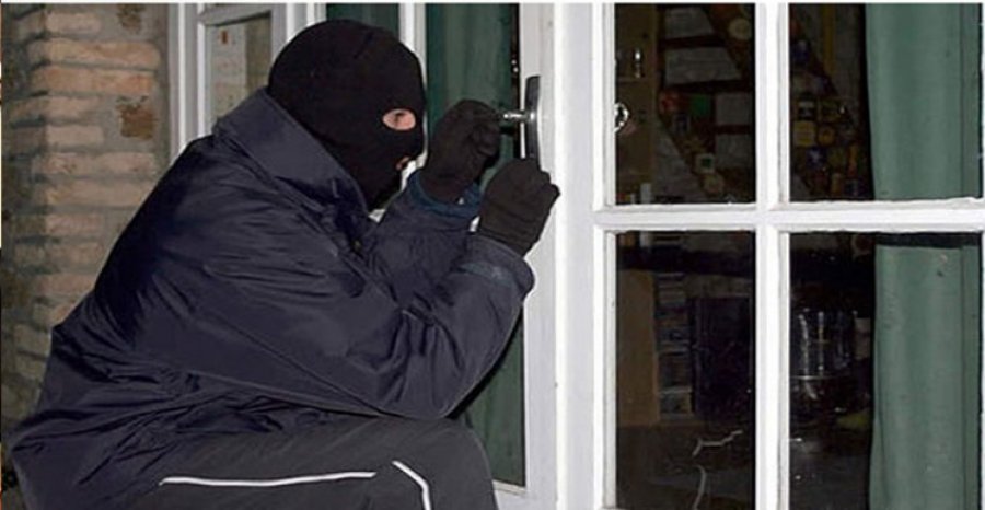 Maskat grabisin euro, lekë e dy makina në një biznes