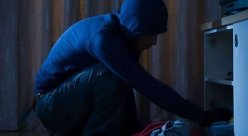 Hyri nga dritarja për të vjedhur, 23-vjeçari kapet mat në një nga dhomat e banesës