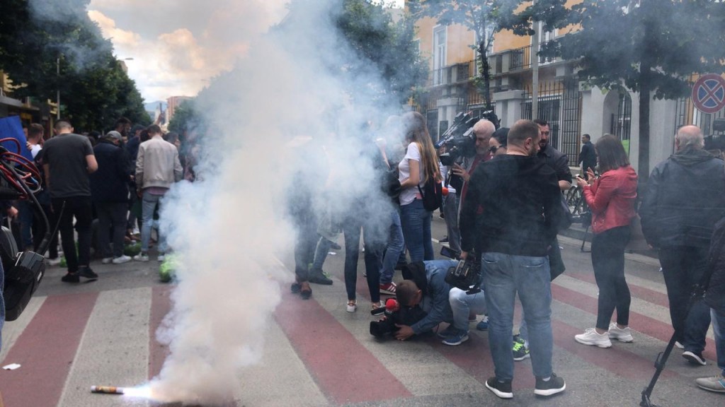 Studentët në protestë, thyejnë xhamat e ministrisë (FOTO)