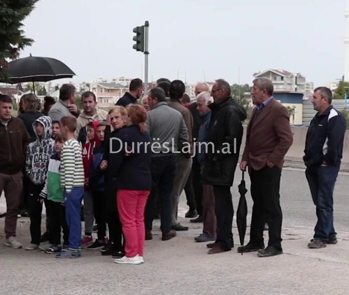 Durrës, banorët protestojnë për rrugën: Po na rrezikon jetën (VIDEO)