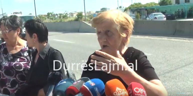 Protestojnë banorët e Unazës së Durrësit, kërkojnë mbikalim: Të kalojmë dhe ne pa frikë (VIDEO)