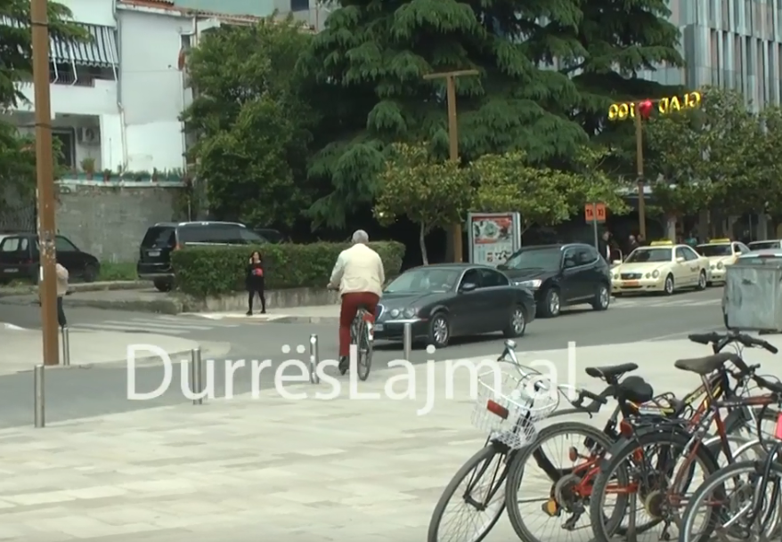 Përdoruesit e biçikletës kërkesë bashkisë së Durrësit, korsitë ende problem i pazgjidhur (VIDEO)