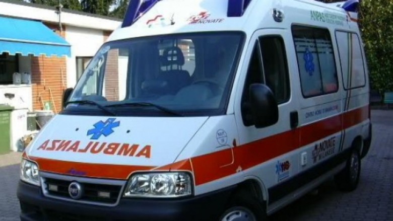 Fëmija 2 vjeç rrëzohet aksidentalisht nga kati i dytë i banesës