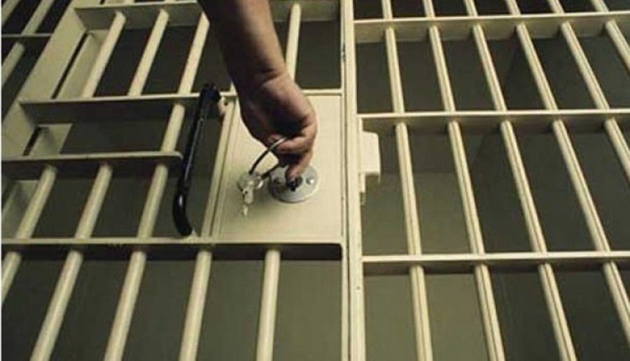 I burgosuri i vë flakën qelisë dhe vetes