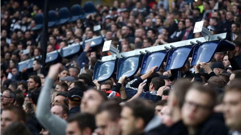 Çmontuan stolat, “çmenduri” e tifozëve të Frankfurtit