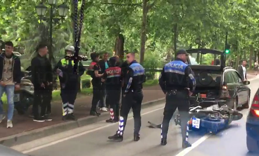 Aksidentohen makina me motorin, një i plagosur në Tiranë