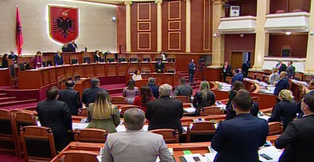 Kuvendi nderon ushtaraken Zarife Hasanaj, mban një minutë heshtje