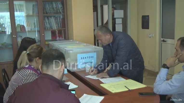 Durrës, Dhoma e Tregtisë përfshihet nga “ethet” zgjedhore, votohet për kryetarin dhe asamblenë (VIDEO)