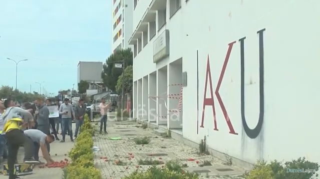 Durrës, shihni si FRPD-ët gjuajtën me domate AKU-në. Të rinjtë: Nevojitet transparencë mbi produktet (VIDEO)