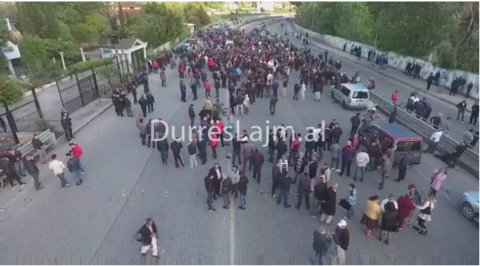 VIDEOLAJM/ Protesta e opozitës në Durrës, parë nga droni